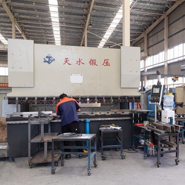 Proceso de producción de la cocina del campamento: forja