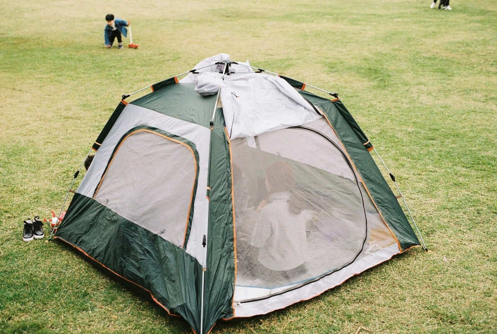 easily deploying a quick-setup tent