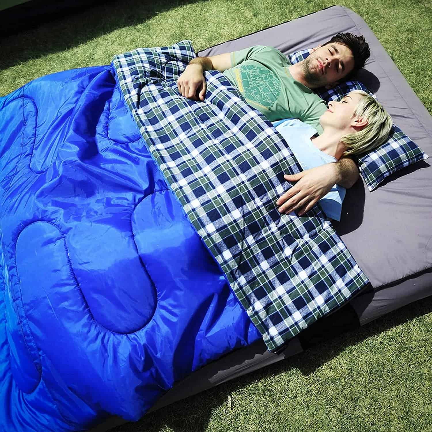 キャンプ場で3シーズン用ダブル寝袋を快適に使用するカップル