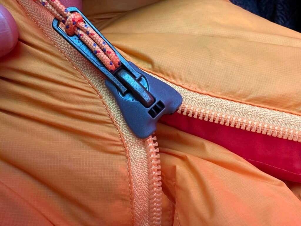 Close-up of anti-snag zipper teeth for sleeping bags