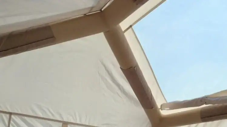 Tente de camping en plein air dans la nature.