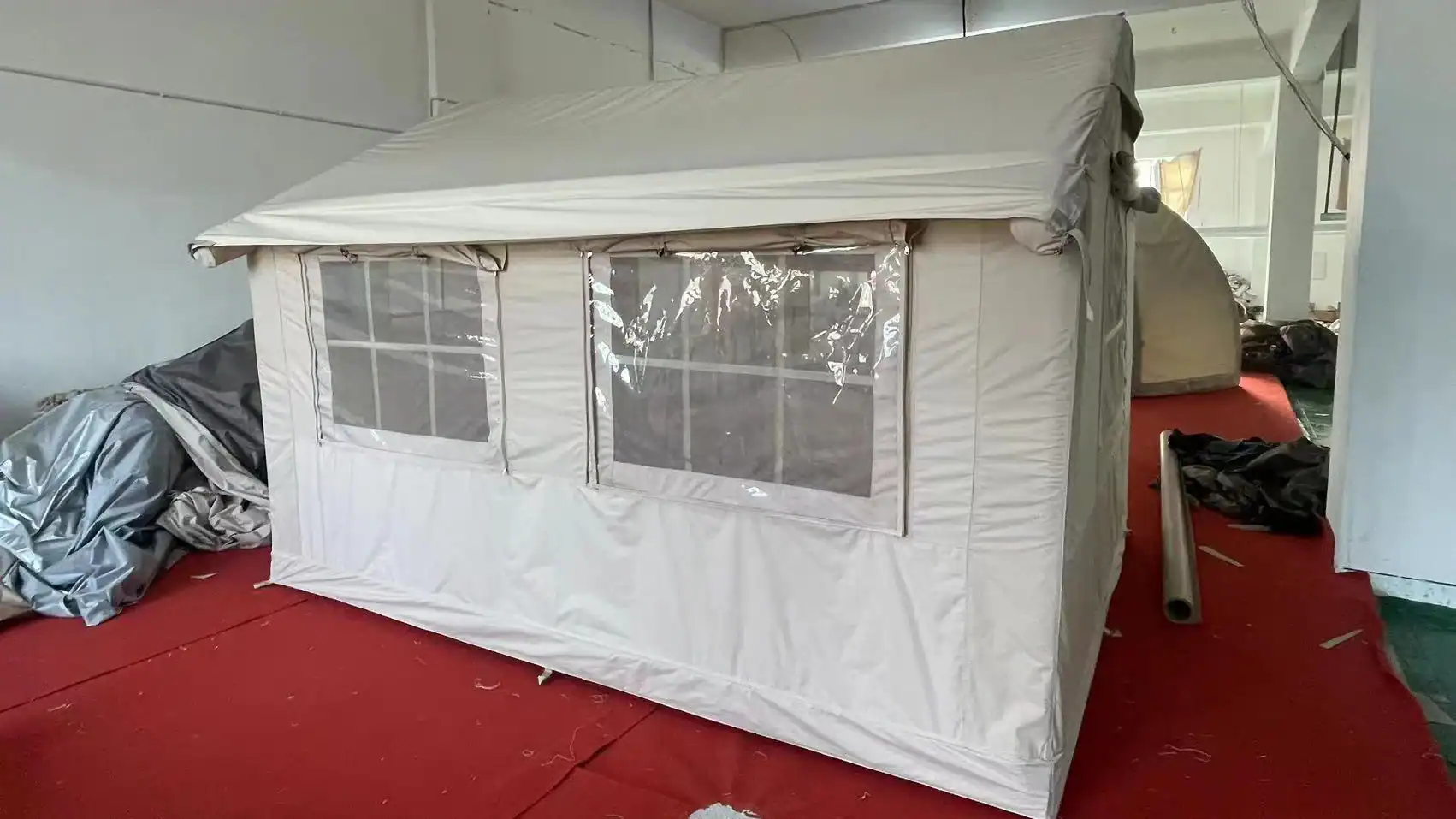 Barraca de camping externa com janelas e estrutura resistente.