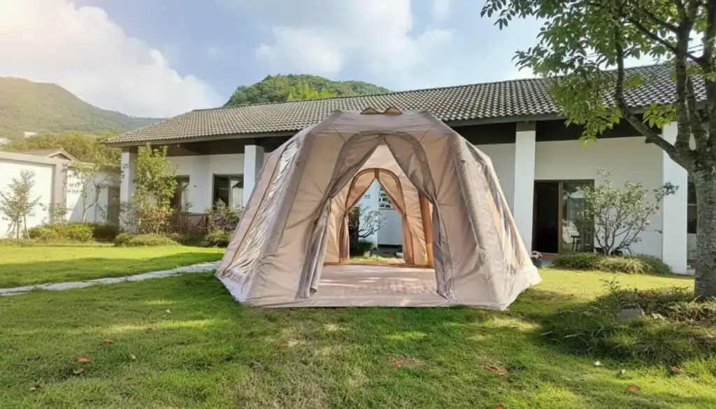 خيمة تخييم في الهواء الطلق في كيلي لاند مع إطلالة جبلية خلابة.