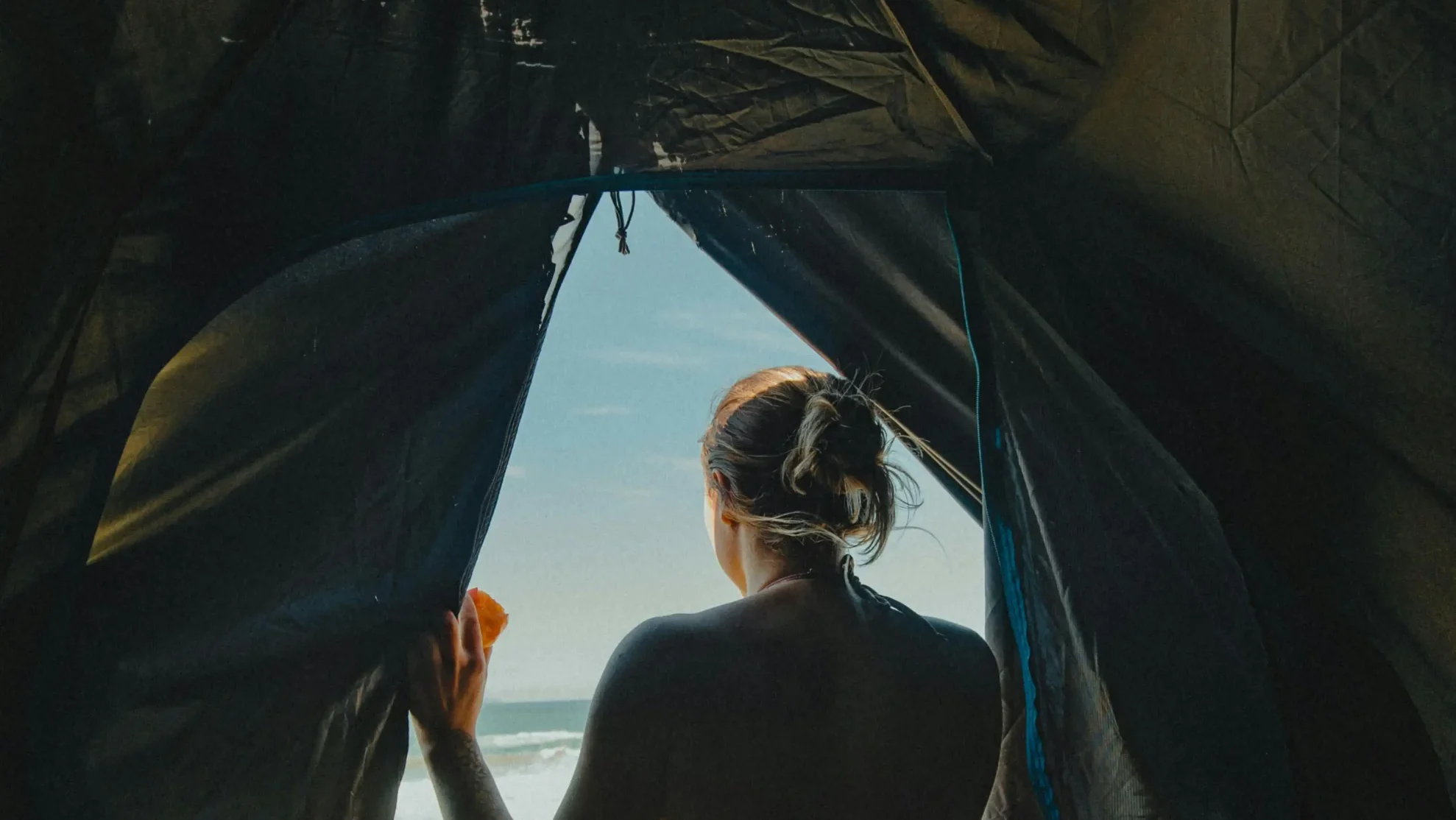 OEM vs ODM: Comparación de costos 3 Aventura de campamento en la playa con vista al océano y cielo azul claro. Disfruta de la relajación al aire libre y el paisaje costero en Kelyland Outdoors.