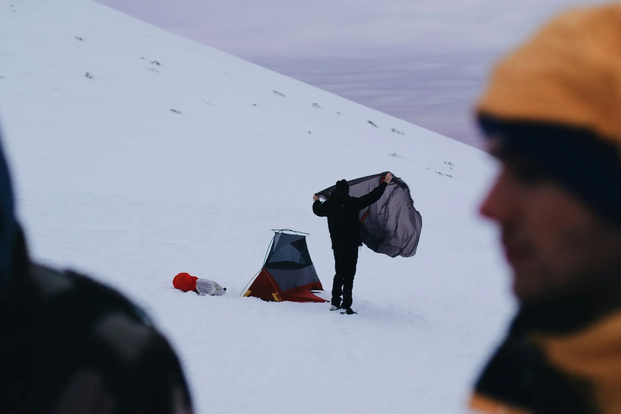 Acampamento em uma paisagem de montanhas nevadas em Kelyland Outdoors.