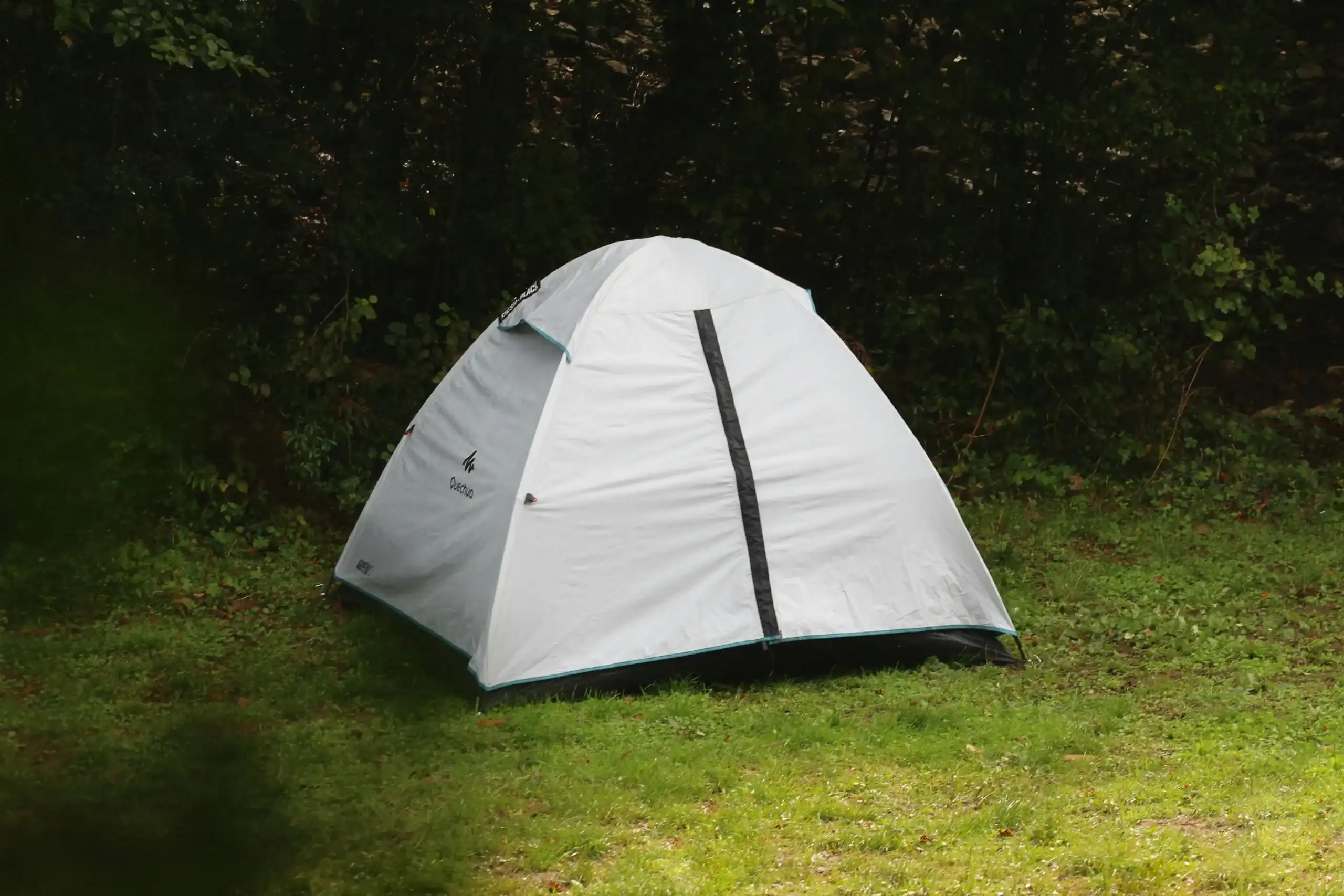 Tienda de campaña para exteriores para aventuras en la naturaleza y exploración al aire libre.