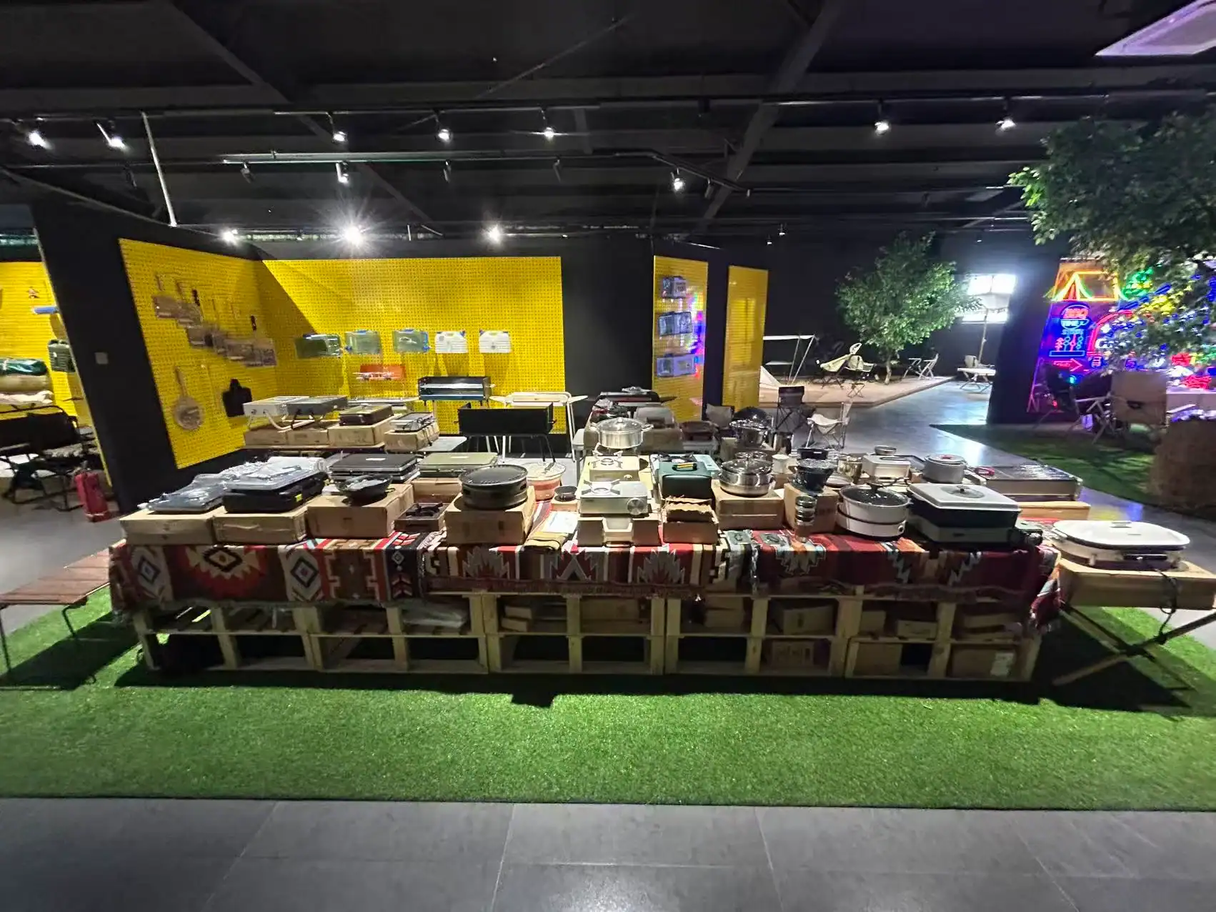 Innenausstellung von Küchenutensilien und Geschirr bei Kelyland Outdoors.
