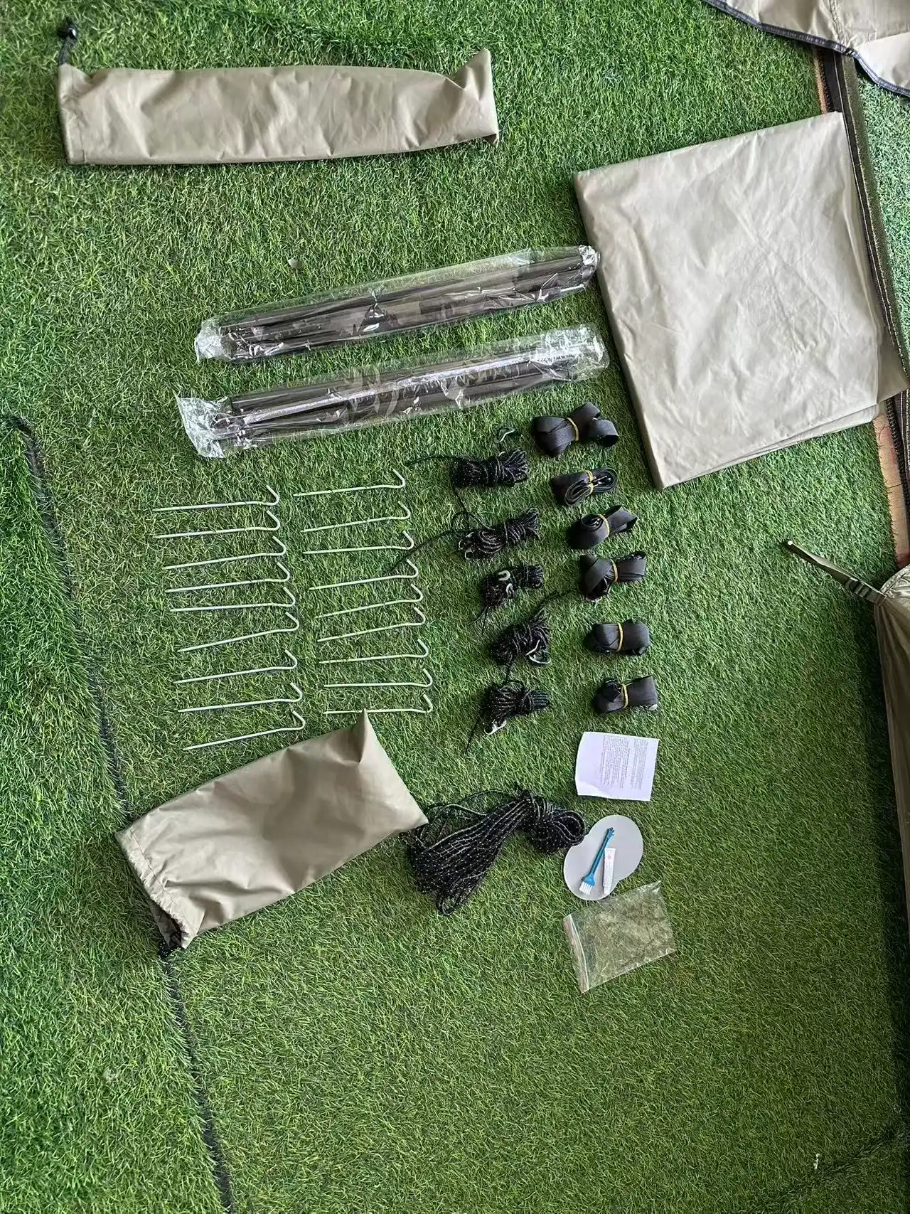 Kit de cerca de jardim com estacas, arame e acessórios para projetos DIY ao ar livre.