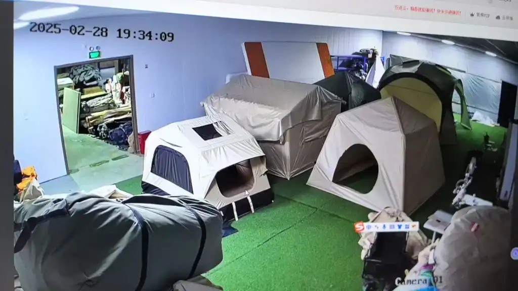 キャンピングテントのステッチ数と縫い目強度の確認方法 3 Indoor camping gear display with tents and accessories at Kelyland Outdoors.