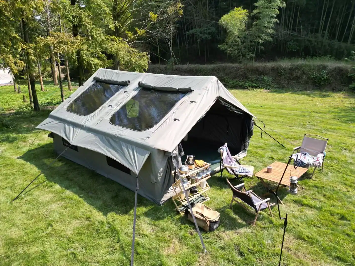 Inflatable Tent Setup Time vs Pole Tents: Retail Data 119 Большая палатка для кемпинга на открытом воздухе с зоной отдыха на пышной зелёной траве.
