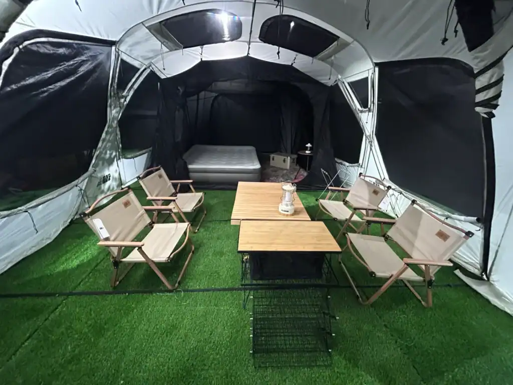 에어 텐스 도매 가격: FOB 비용 내역 2 Kelyland Outdoors 좌석 공간과 인조 잔디 바닥이 있는 텐트.
