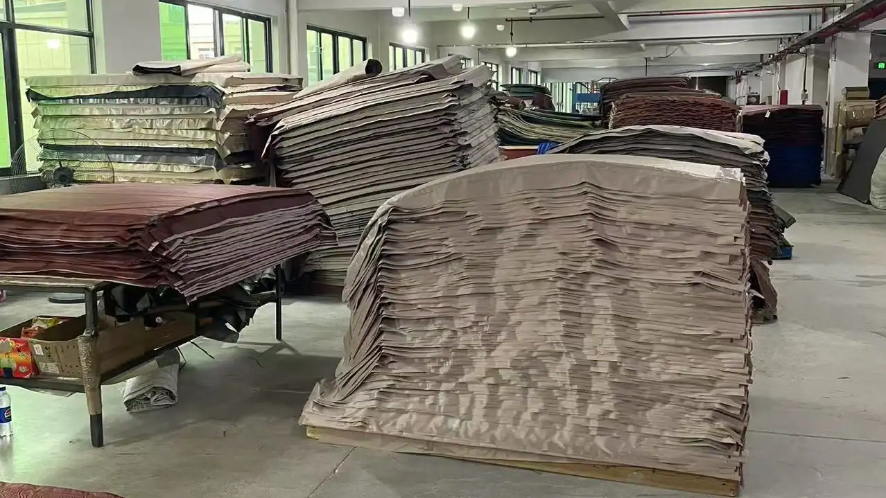 Pilhas de tecido ou material de estofamento em um ambiente de manufatura ou armazém.