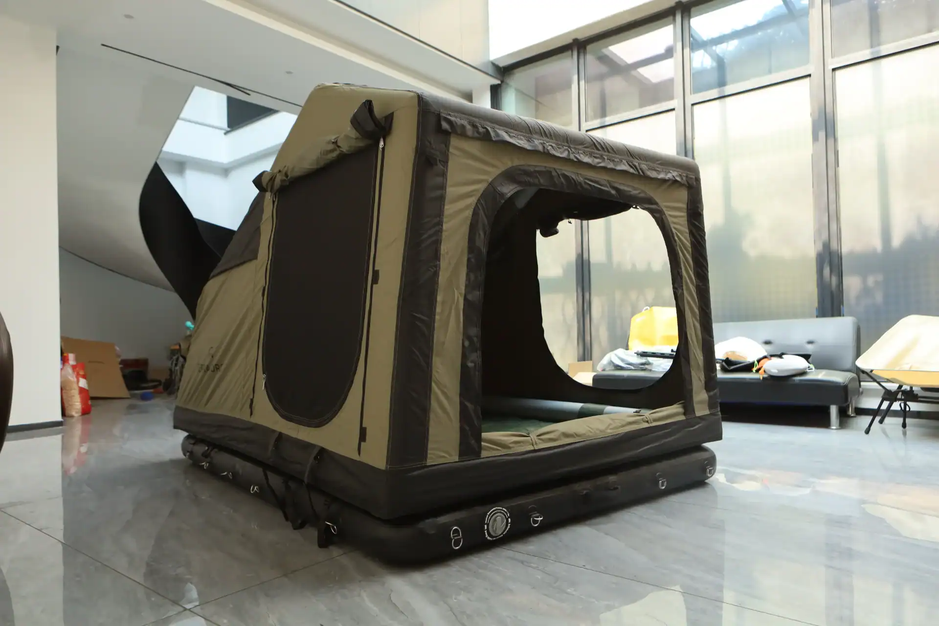 Tragbares Outdoor-Zelt mit Netzfenster für Camping oder Outdoor-Aktivitäten.